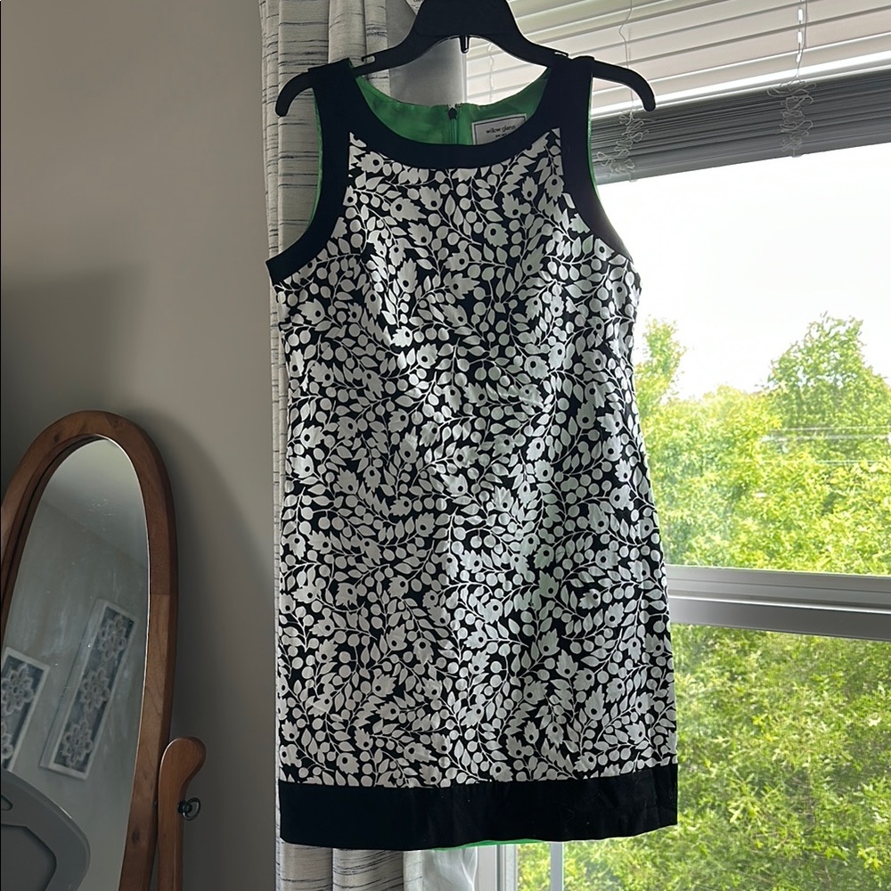 Elegant Black and White Sleeveless Dress